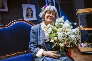 Helsingin Kaupunginteatteri – Forever Young – Kuvassa Leenamari Unho – Kuva Otto-Ville Väätäinen