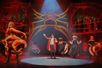 Helsingin Kaupunginteatteri – Moulin Rouge! Musikaali – kuvassa keskellä Risto Kaskilahti - Kuva Otto-Ville Väätäinen