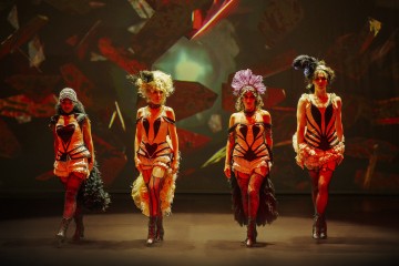 Helsingin Kaupunginteatteri – Moulin Rouge! Musikaali – kuvassa 	Yasmine Yamajako, Laura Allonen, Raili Raitala, Samuli Saurén - Kuva Otto-Ville Väätäinen