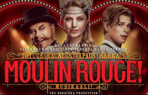 Moulin Rouge! -musikaalin julisteessa kolme näyttelijää poseeraa punaisella taustalla, ja kultainen teksti ja koristeelliset korostukset korostavat otsikkoa ja tuotantoa koskevia yksityiskohtia.