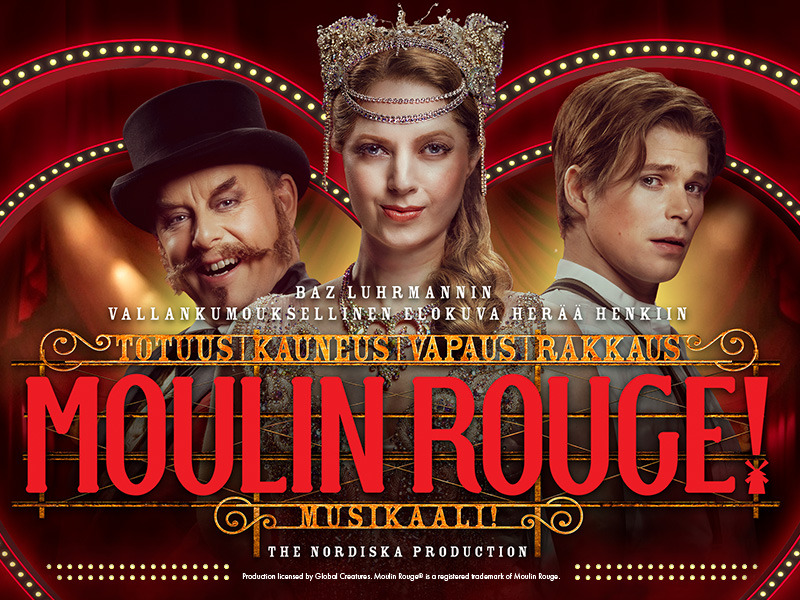 Kolme teatteripukuista näyttelijää seisoo punaisella valaistun Moulin Rouge -kyltin edessä; lihavoitu teksti suomeksi ja englanniksi on Moulin Rouge! Musikaali kultaisilla korostuksilla ja dramaattisilla ilmeillä.