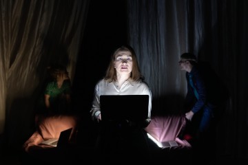 Helsingin Kaupunginteatteri – Jenny Hill – Kuvassa Sari Haapamäki – Kuva Heli Blåfield