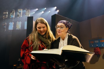 Helsingin Kaupunginteatteri – Sinun, Margot – Kuvassa Satu Tuuli Karhu, Helena Haaranen – Kuva Mitro Härkönen