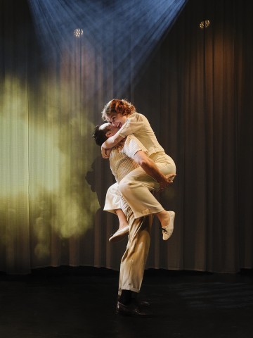 Helsingin Kaupunginteatteri - Lilla Teatern - Skymning 41 - På bilden Elmer Bäck, Saga Sarkola - Foto Kasper Dalkarl