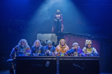 Helsingin Kaupunginteatteri – Uusi Eden – Kuvassa 	Niki Rautén, Unto Nuora, Mikko Vihma, Miiko Toiviainen, Leenamari Unho, Ushma Olava, takana Tiina Peltonen – Kuva Otto-Ville Väätäinen