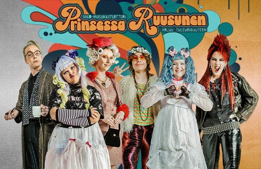 Kuusi värikkäisiin teatteripukuihin pukeutunutta aikuista poseeraa retrohenkisen, sarjakuvamaisen taustan edessä, jossa on suomenkielinen teksti Prinsessa Ruusunen. Jokaisella on ainutlaatuinen, ilmeikäs asu ja kampaus, jotka kuvastavat leikkisiä fantasiahahmoja.