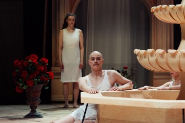 Helsingin Kaupunginteatteri – Kaunotar ja hirviöt – Kuvassa Rebecca Nugent, Mikael Karvia – Kuva Mitro Härkönen