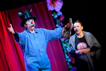 Lilla Teatern – Strömsö – På bilden Stella Laine, Marika Westerling – Foto Cata Portin