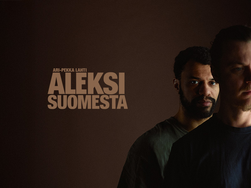 Kaksi miestä seisoo tummanruskeaa taustaa vasten; toinen mies on hieman toisen takana. Suurella beigellä suomenkielisellä tekstillä lukee "Aleksi Suomesta", jonka yläpuolella on pienempi rivi: "Ari-Pekka Lahti.".