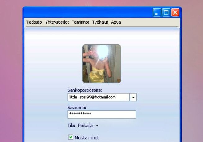 Suomenkielisen tietokoneen kirjautumisikkunassa näkyy profiilikuvana keltaiseen mekkoon pukeutuneen henkilön sumea kuva. Syötetään sähköpostiosoite little_star95@hotmail.com ja piilotettu salasana. Muista minut on ruksattu.