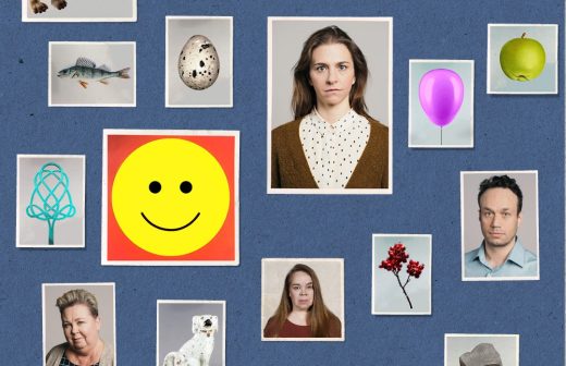 Sinisellä pohjalla olevassa kollaasissa on ihmisten muotokuvia, kala, muna, vihreä omena, vaaleanpunainen ilmapallo, hymynaama, punaisia marjoja, koira, kierretty lanka ja muita erilaisia esineitä.