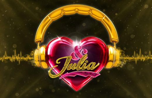 Kiiltävä punainen sydän, jossa on suuret kultaiset kuulokkeet ja sydämen poikki on kirjoitettu nimi Julia kultaisin kirjaimin. Sydämen takana kulkee keltainen ääniaalto tummalla taustalla, jossa on hajanaisia valopilkkuja.