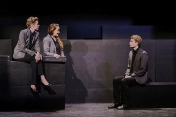 Helsingin Kaupunginteatteri - Status quo - På bilden Alexandra Gustafsson, Vuokko Hovatta, Alexander Wendelin – Foto Kasper Dalkarl
