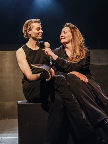 Helsingin Kaupunginteatteri - Status quo - På bilden Alexander Wendelin, Vuokko Hovatta – Foto Kasper Dalkarl