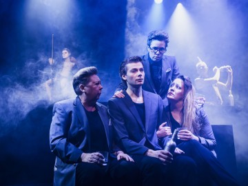 Helsingin Kaupunginteatteri - Status quo - På bilden Pia Runnakko, Alexander Wendelin, Alexandra Gustafsson, Vuokko Hovatta, Joachim Wigelius– Foto Kasper Dalkarl